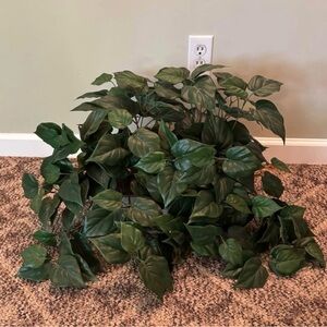 Artificial Pathos ledge plant in wicker basket